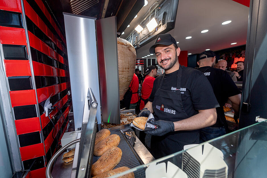 Auch ein "Döner-Experte" ist extra zur Eröffnung vor Ort.