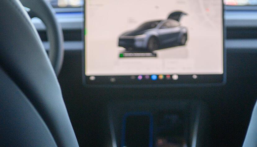 Im Fond steht nun erstmals ein 8-Zoll-Bildschirm für Klima-Einstellungen und Entertainment parat. Im Fond steht nun erstmals ein 8-Zoll-Bildschirm für Klima-Einstellungen und Entertainment parat.