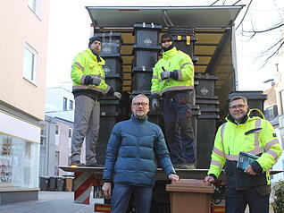 Andrzej Grodtke (oben, von links) und Piotr Blazkow sammeln die Tonnen in Heilbronn ein. Markus Hohmann (unten, links), Technischer Betriebsleiter der Abfallwirtschaft Heilbronn, und Anton Steckl, Leiter Kommunalvertrieb bei Prezero, organisieren den Ablauf.