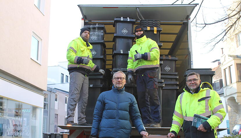 Andrzej Grodtke (oben, von links) und Piotr Blazkow sammeln die Tonnen in Heilbronn ein. Markus Hohmann (unten, links), Technischer Betriebsleiter der Abfallwirtschaft Heilbronn, und Anton Steckl, Leiter Kommunalvertrieb bei Prezero, organisieren den Ablauf.