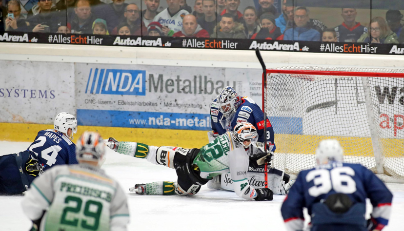 Die Szene, die zum 0:3 f&uuml;hrte: Corey Mapes (links) kann Guillaume Leclerc nur noch unfair stoppen, die Schiedsrichter entschieden auf Penaltyshot, den der Franzose verwandelte.
Foto: Andreas Veigel