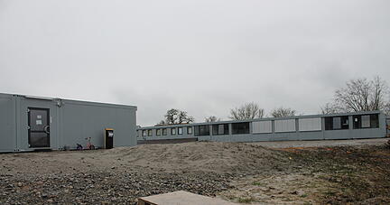 Schon im Zuge der großen Flüchtlingswelle 2015/2016 wurden auf dieser Fläche in der Kupferzeller Schloßstraße gegenüber der Johann-Friedrich-Mayer-Schule Wohncontainer für Flüchtlinge aufgestellt. Derzeit wird geprüft, ob dort 2022 erneut eine solche Anlage errichtet wird. Foto: Archiv/Renk