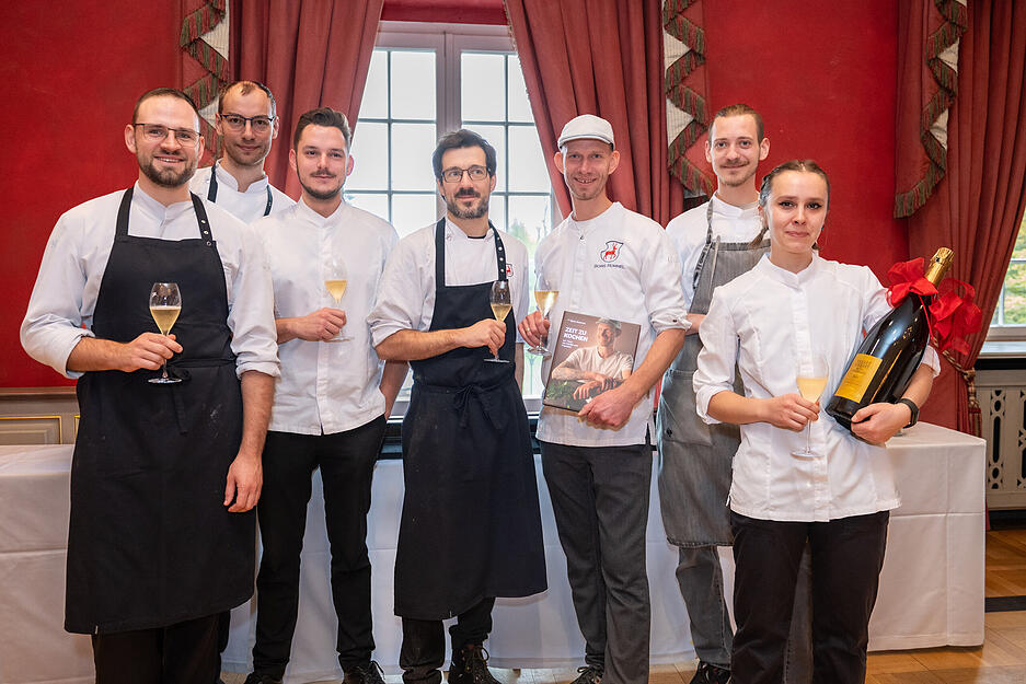 Das Friedrichsruher Küchenteam hat die Rezepte unzählige Male probiert und angepasst, bevor sie ins Kochbuch kamen. Das Friedrichsruher Küchenteam hat die Rezepte unzählige Male probiert und angepasst, bevor sie ins Kochbuch kamen.