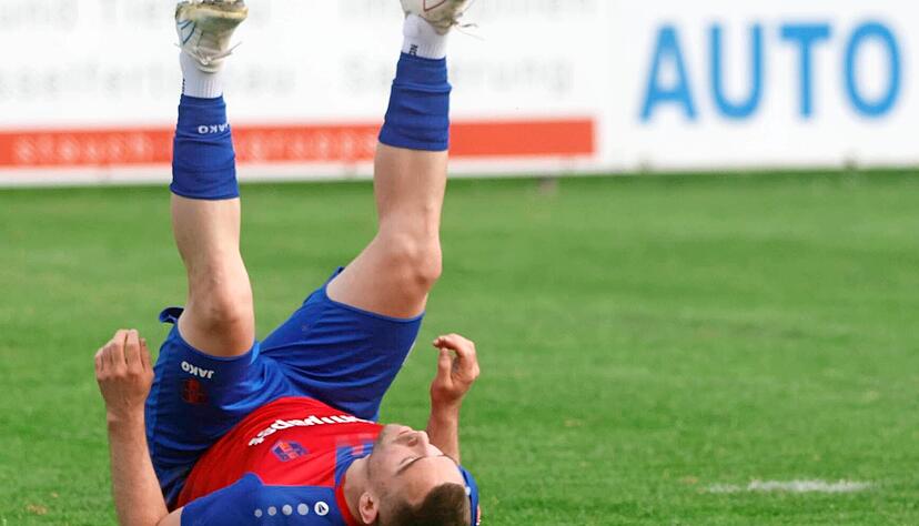 Die Hollenbacher um Torj&auml;ger Hannes Scherer k&auml;mpften sich in Karlsruhe zwar zur&uuml;ck ins Spiel. Doch ihre Bem&uuml;hungen in der zweiten Spielh&auml;lfte wurden auch nach einem zwischenzeitlichen Ausgleich nicht belohnt.
Foto: Marc Schmerbeck
