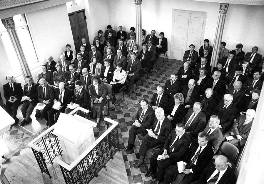 50 Jahre nach ihrer Verwüstung wird die renovierte Synagoge am 9. November 1988 in Anwesenheit zahlreicher geladener Gäste eingeweiht. Das Museum soll im Folgejahr eingerichtet werden. 50 Jahre nach ihrer Verwüstung wird die renovierte Synagoge am 9. November 1988 in Anwesenheit zahlreicher geladener Gäste eingeweiht. Das Museum soll im Folgejahr eingerichtet werden.