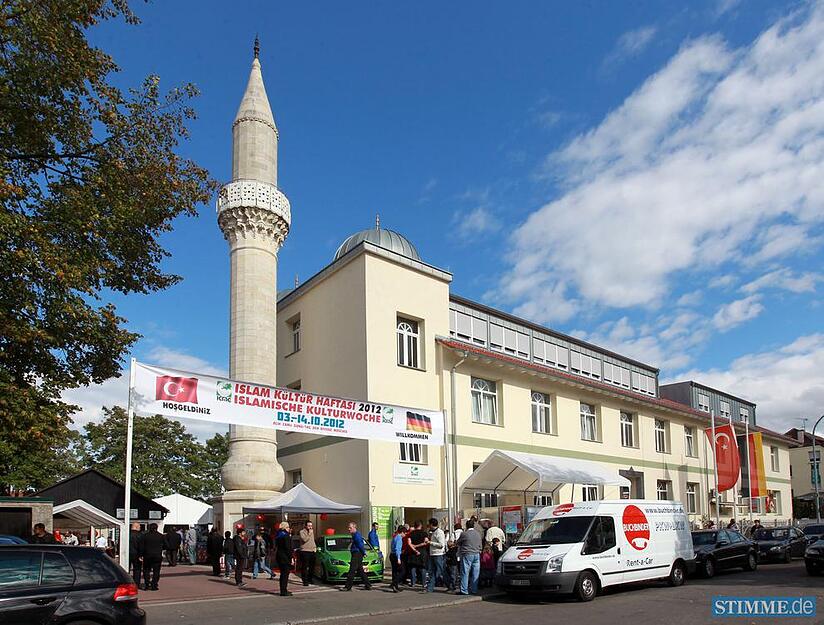 Vor der Fatih-Moschee in der Heilbronner Goppeltstraße wehen 2012 die deutsche und türkische Fahne sowie die der islamischen Gemeinde. Seit 1997 macht das muslimische Gotteshaus seine Türe ganz weit auf und wirbt für mehr Verständnis und Miteinander der Religionen. Vor der Fatih-Moschee in der Heilbronner Goppeltstraße wehen 2012 die deutsche und türkische Fahne sowie die der islamischen Gemeinde. Seit 1997 macht das muslimische Gotteshaus seine Türe ganz weit auf und wirbt für mehr Verständnis und Miteinander der Religionen.