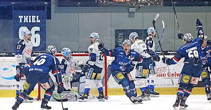 Das kuriose Tor zum 3:1 war letztlich der Siegtreffer. Es war das erste Playoff-Tor in der langen Karriere von Corey Mapes (5.v.l.)
Foto: Ralf Seidel