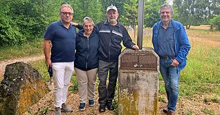 Tobias Pförtner, Julie Harstin, David Harstin, Johannes Heibel (von links) auf der Waldheide am Pershing-Gedenkstein.