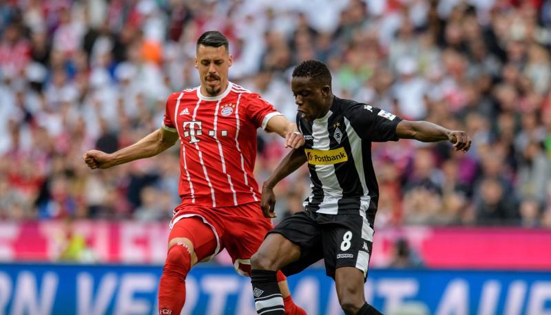 Bayern-Spieler Sandro Wagner (l) liefert sich mit Denis Zakaria von M&ouml;nchengladbach einen Zweikampf um den Ball. Foto:&nbsp;Matthias Balk