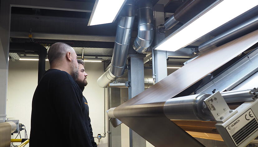 Die Folie erhält ihre Prägung. Klaus Säubert und Thomas Costea haben die Drei-Folien-Prägemaschine genau im Blick. Die Folie erhält ihre Prägung. Klaus Säubert und Thomas Costea haben die Drei-Folien-Prägemaschine genau im Blick.