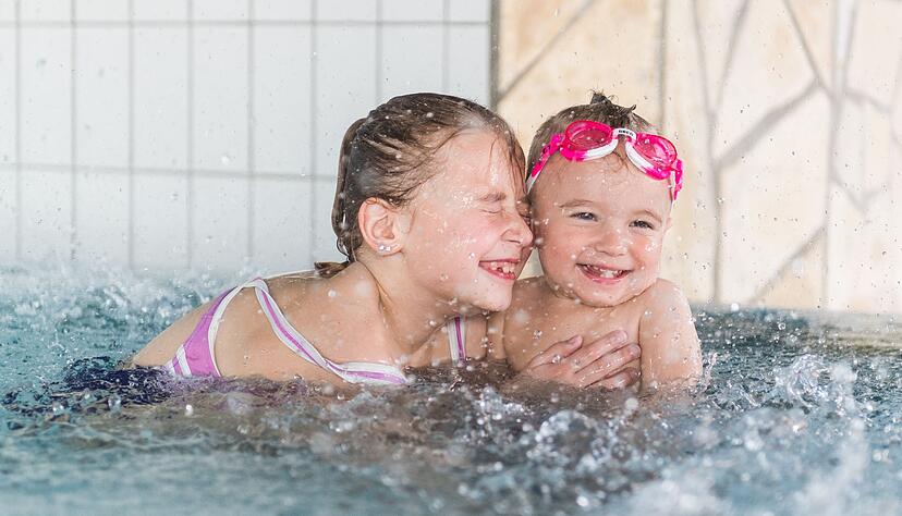 Geschwisterbeziehungen schwanken ständig zwischen Nähe und Abgrenzung, Konflikt und Versöhnung. Geschwisterbeziehungen schwanken ständig zwischen Nähe und Abgrenzung, Konflikt und Versöhnung.