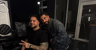 Für seinen Auftritt in einem Münchner Club bekommt Musiker Morpheuz (links) einen frischen Haarschnitt. Ihm ist egal, wo er frisiert wird. Hauptsache von Volkan Alan.