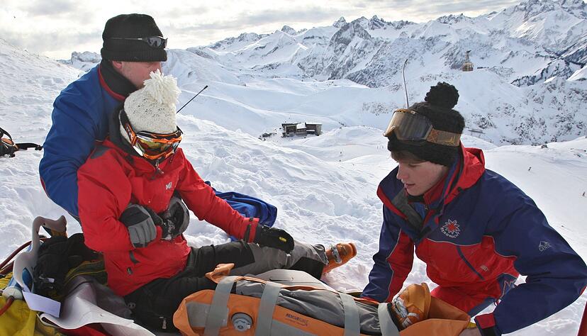 Im Akia - einer Art Rettungsschlitten - werden Verletzte bei Pistenunf&auml;llen von der Bergwacht abgeholt. (Archivbild)