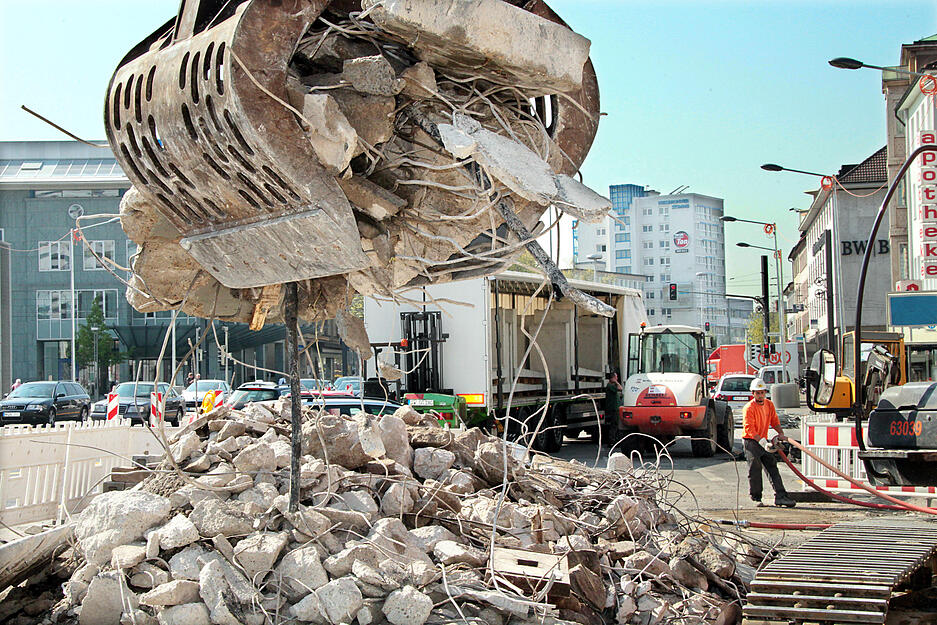 Zwischen der Heilbronner Hafenmarktpassage und Harmonie läuft im April 2011 die Demontage der Fußgängerunterführung an.