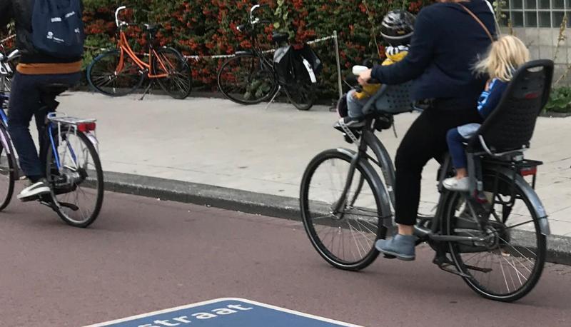 Radfahrer sind auf einer "Fietsstraat" unterwegs, einer Stra&szlig;e f&uuml;r Radfahrer, auf der Autos nur zu Gast sind.