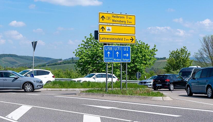 Die Abzweigung von der B39a zur Querspange in Richtung Lehrensteinsfeld kann von der Liste der Unfallschwerpunkte weiterhin nicht gestrichen werden. Das dürfte wohl erst der Fall sein, wenn der Kreisverkehr gebaut ist und damit das Abbiegen bei hohem Verkehrsaufkommen nicht mehr riskant sein wird. Die Abzweigung von der B39a zur Querspange in Richtung Lehrensteinsfeld kann von der Liste der Unfallschwerpunkte weiterhin nicht gestrichen werden. Das dürfte wohl erst der Fall sein, wenn der Kreisverkehr gebaut ist und damit das Abbiegen bei hohem Verkehrsaufkommen nicht mehr riskant sein wird.