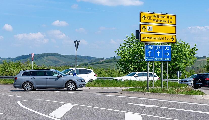Die Abzweigung von der B39a zur Querspange in Richtung Lehrensteinsfeld kann von der Liste der Unfallschwerpunkte weiterhin nicht gestrichen werden. Das d&uuml;rfte wohl erst der Fall sein, wenn der Kreisverkehr gebaut ist und damit das Abbiegen bei hohem Verkehrsaufkommen nicht mehr riskant sein wird.