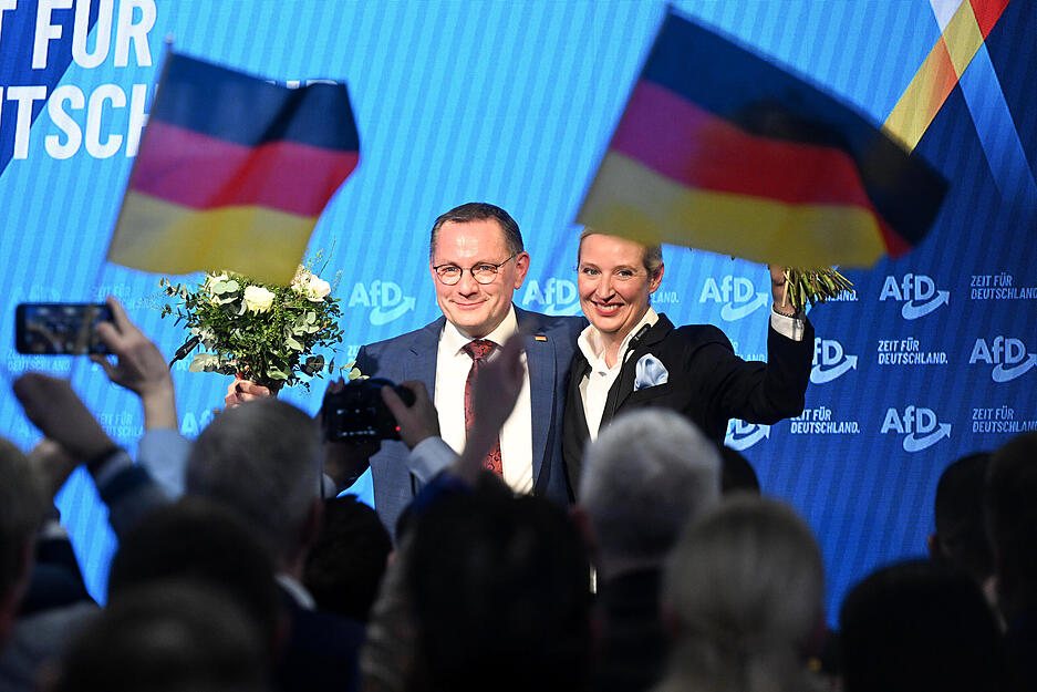 Alice Weidel, Bundesvorsitzende und Kanzlerkandidatin der AfD, und Tino Chrupalla, AfD-Bundesvorsitzender, stehen bei der Wahlparty der AFD auf der Bühne. Die Partei kann ihr Ergebnis quasi verdoppeln auf 19,6 bis 19,8 Prozent (2021: 10,4 Prozent). Alice Weidel, Bundesvorsitzende und Kanzlerkandidatin der AfD, und Tino Chrupalla, AfD-Bundesvorsitzender, stehen bei der Wahlparty der AFD auf der Bühne. Die Partei kann ihr Ergebnis quasi verdoppeln auf 19,6 bis 19,8 Prozent (2021: 10,4 Prozent).