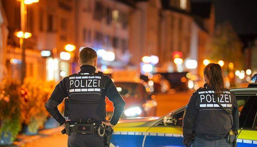 Die Polizei fahndet nach dem Täter. Die Polizei fahndet nach dem Täter.