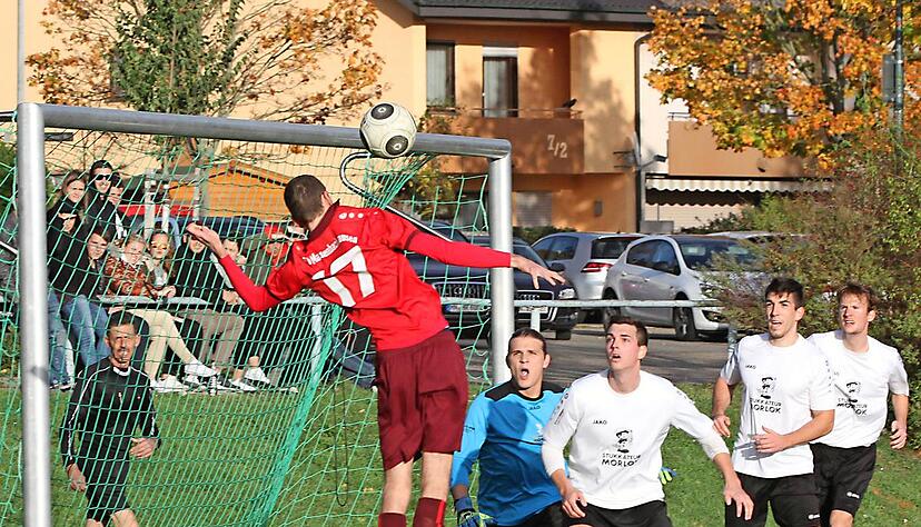 Schrecksekunde f&uuml;r Meimsheim: Der Kopfball des Massenbachhauseners Yannick Rauchberger (links) landet nicht im Tor. Meimsheim f&uuml;hrte da noch 2:0. Am Ende jubelte der SV Massenbachhausen &uuml;ber einen 5:4-Sieg.
Foto: Alexander Bertok