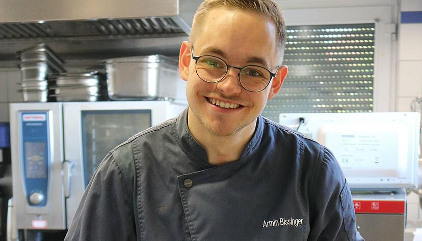 Natürlich Rehrücken, schön rosa gebraten, mit frischen Kräutern, und dazu bitte die aus Tirol mitgebrachten Kaspressknödel: Armin Bissinger, der neue Küchenchef der Linde in Weldingsfelden, weiß, was seinen Gästen schmeckt.
Foto: Armin Rößler Natürlich Rehrücken, schön rosa gebraten, mit frischen Kräutern, und dazu bitte die aus Tirol mitgebrachten Kaspressknödel: Armin Bissinger, der neue Küchenchef der Linde in Weldingsfelden, weiß, was seinen Gästen schmeckt.
Foto: Armin Rößler
