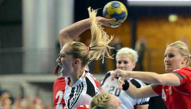 Lone Fischer (l) verlängerte ihren Vertrag in Buxtehude. Foto: Hendrik Schmidt Lone Fischer (l) verlängerte ihren Vertrag in Buxtehude. Foto: Hendrik Schmidt