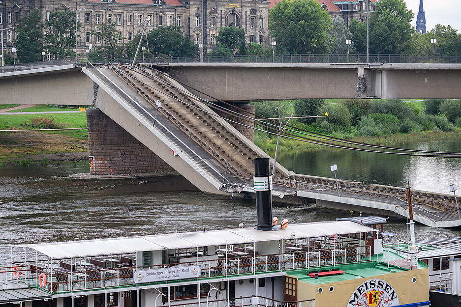 Menschen wurden nach bisherigen Erkenntnissen durch den Einsturz der Carolabrücke in Dresden nicht verletzt. Von den Verkehrsbetrieben hieß es, eine Straßenbahn habe sich nicht auf der Brücke befunden.
