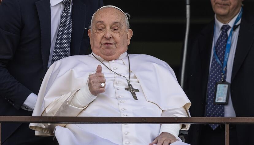 Bei seinem ersten Auftritt nach mehr als f&uuml;nf Wochen Krankenhaus reckt der Papst den Daumen nach oben.