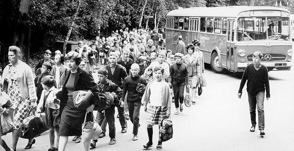 1966. Die Freizeiten auf dem Gaffenberg sind eine Sommer-Oase für die Kinder am Rande der Stadt. Zahlreich strömen sie auf das Gelände.