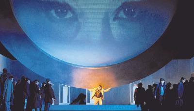 Calaf (Rafael Rojas) verf&auml;llt der Sch&ouml;nheit von Turandot (Irina Rindzuner), die hier als Videoprojektion erscheint.Foto: Saarl&auml;ndisches Staatstheater