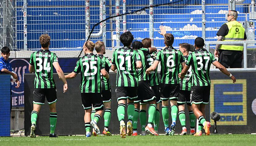 Hannover 96 siegte beim letzten Auswärtsspiel der Saison in Karlsruhe. Hannover 96 siegte beim letzten Auswärtsspiel der Saison in Karlsruhe.
