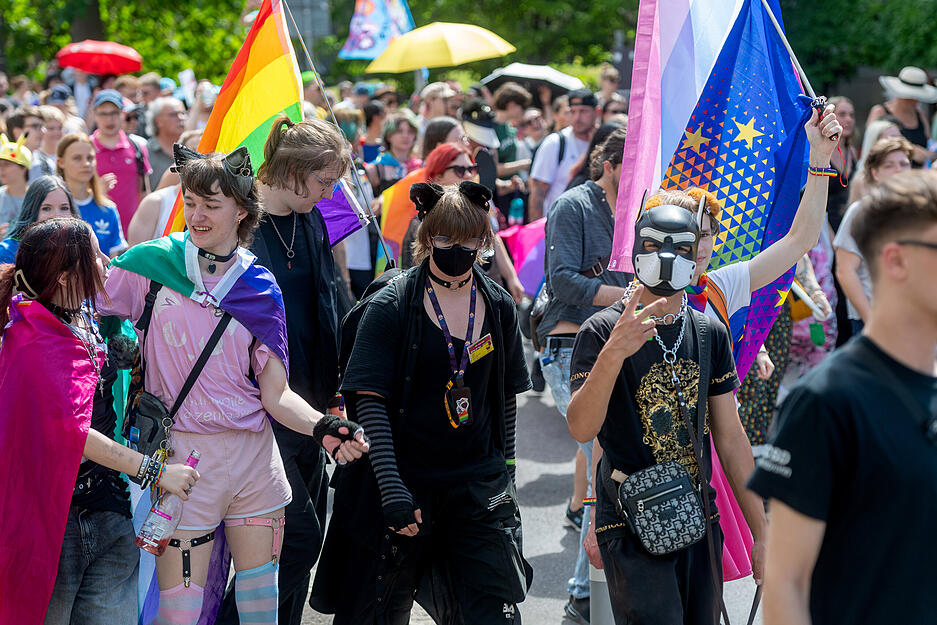 Regenbogenfahnen sind zum Zeichen der Pride-Bewegung und des Christopher Street Days geworden. Kein Wunder also, dass sie auch beim zweiten CSD in Heilbronn in der Menschenmenge zu sehen sind.