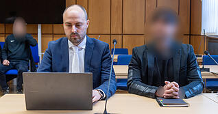 Mit erfundenen Corona-Tests hatte sich der Angeklagte mehr als 1,7 Millionen Euro ergaunert. Daf&uuml;r muss er jetzt ins Gef&auml;ngnis.