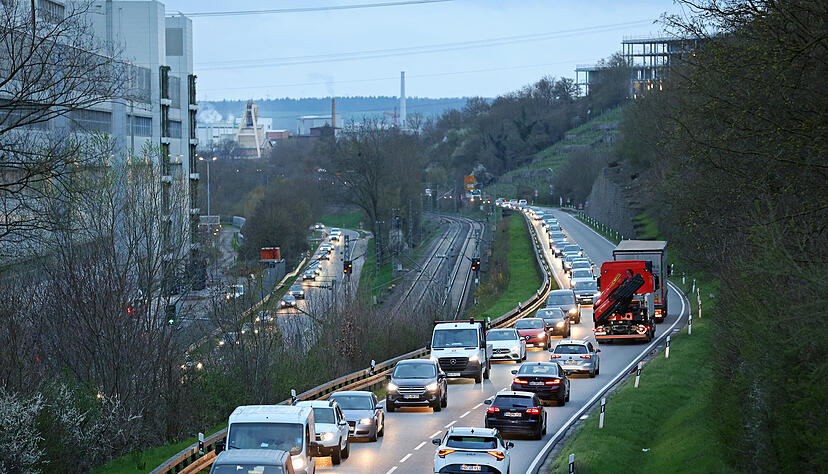 Streik der Gewerkschaften Verdi und EVD. Stau auf der B27 zwischen Neckarsulm und Bad Friedrichshall - Kochendorf auf Höhe Audi Werk