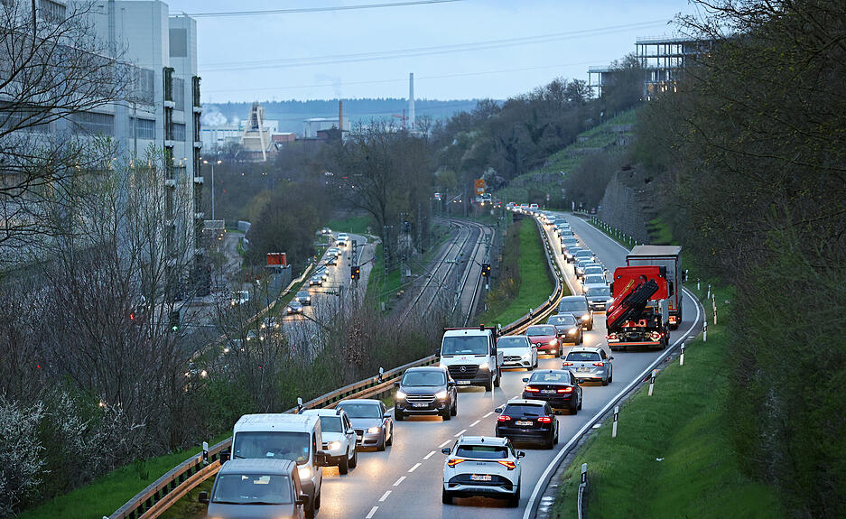 Streik der Gewerkschaften Verdi und EVD. Stau auf der B27 zwischen Neckarsulm und Bad Friedrichshall - Kochendorf auf Höhe Audi Werk