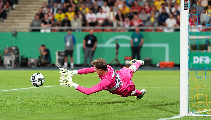 Alexander Nübel: Beim 0:1 gepatzt. Von einem Nationaltorhüter kann man da erwarten, dass er ihn hält. Anders als beim 2:2 und 2:3, bei denen Nübel chancenlos ist. Sonst wenig gefordert. Lange Bälle landeten selten beim VfB. Rettet stark in der Verlängerung im Eins-gegen-Eins. Note: 4,5 – im Spiel. Aber: Es gibt eine Sondernote, denn auch wenn das Elfmeterschießen nicht in die komplette Einzelkritik einfließt, muss Nübel mit drei gehaltenen Elfmetern eine bessere Note bekommen. Note: 2,5