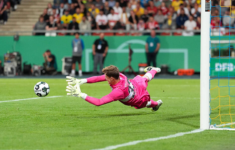 Alexander Nübel: Beim 0:1 gepatzt. Von einem Nationaltorhüter kann man da erwarten, dass er ihn hält. Anders als beim 2:2 und 2:3, bei denen Nübel chancenlos ist. Sonst wenig gefordert. Lange Bälle landeten selten beim VfB. Rettet stark in der Verlängerung im Eins-gegen-Eins. Note: 4,5 – im Spiel. Aber: Es gibt eine Sondernote, denn auch wenn das Elfmeterschießen nicht in die komplette Einzelkritik einfließt, muss Nübel mit drei gehaltenen Elfmetern eine bessere Note bekommen. Note: 2,5