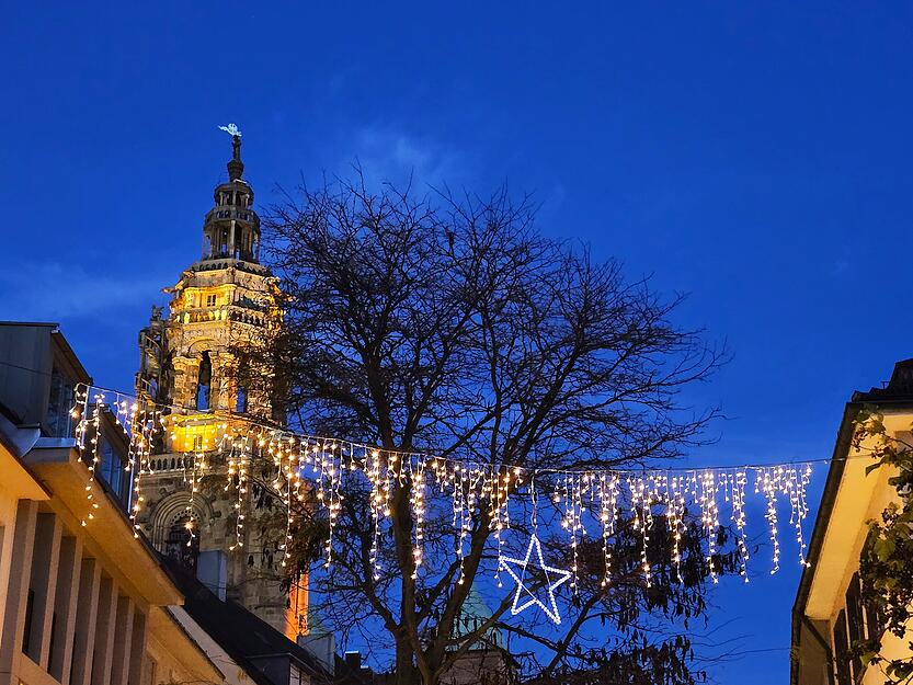 Seit dem 24. November &ndash; einem Tag vor der Weihnachtsmarkter&ouml;ffnung &ndash; leuchten die Lichterketten und Ornamente &uuml;berall.