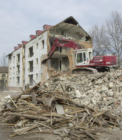 2004: Abrissarbeiten der US-Gebäude für den Neubau der Freien Katholischen Schule St. Kilian.