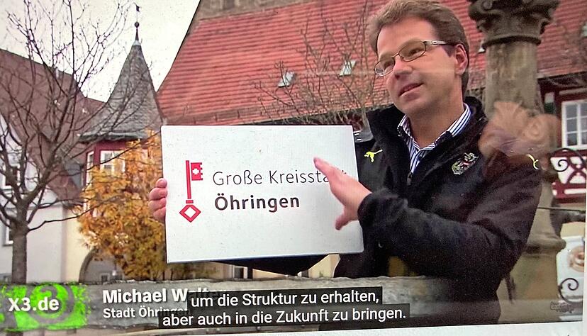 In "extra3 &minus; der reale Irrsinn auf der Coach" wird von Michael Walter das neue Stadtlogo vorgestellt &minus; und von Schauspielern kommentiert.