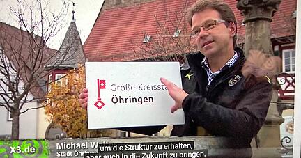 In "extra3 &minus; der reale Irrsinn auf der Coach" wird von Michael Walter das neue Stadtlogo vorgestellt &minus; und von Schauspielern kommentiert.
Screenmshot: Tscherwitschke