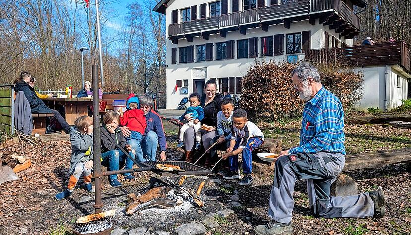Johannes Müllerschön (rechts) bringt die Würste fürs Grillen am offenen Feuer beim Naturfreundehaus Steinknickle in Neuhütten. Johannes Müllerschön (rechts) bringt die Würste fürs Grillen am offenen Feuer beim Naturfreundehaus Steinknickle in Neuhütten.