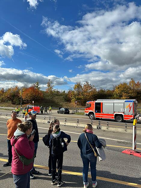 Autofahrer müssen den Tunnel zu Fuß verlassen und gelangen durch Notausgänge ins Freie.