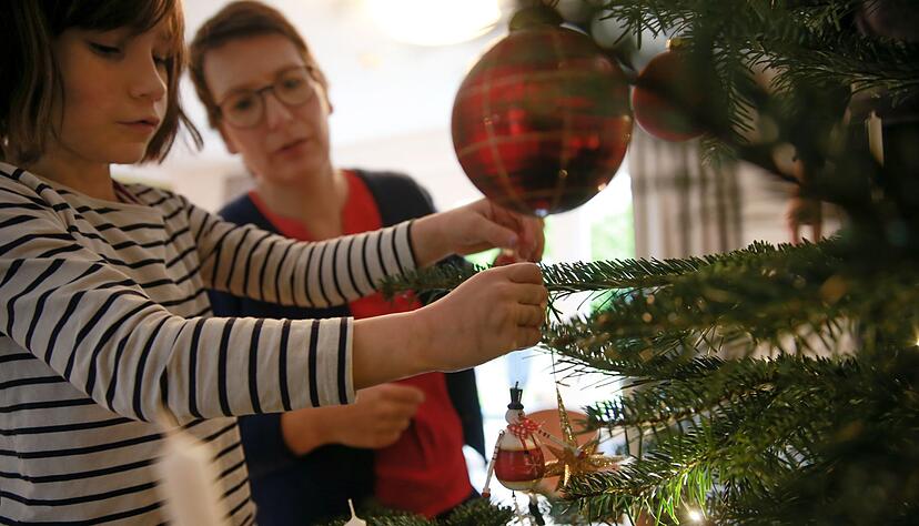 Baum schmücken, Plätzchen backen: Wiederkehrende Rituale vermitteln Kindern in der Weihnachtszeit Vertrautheit, Vorhersagbarkeit und Wertschätzung. Baum schmücken, Plätzchen backen: Wiederkehrende Rituale vermitteln Kindern in der Weihnachtszeit Vertrautheit, Vorhersagbarkeit und Wertschätzung.