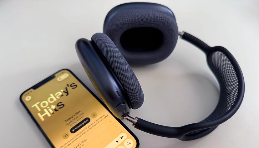 Zu den erweiterten Funktion der Airpods Max 2 gehören etwa Live-Übersetzungen, Konversationserkennung und die Möglichkeit, auf Ansagen der Sprachassistentin Siri mit Nicken oder Kopfschütteln zu reagieren. Zu den erweiterten Funktion der Airpods Max 2 gehören etwa Live-Übersetzungen, Konversationserkennung und die Möglichkeit, auf Ansagen der Sprachassistentin Siri mit Nicken oder Kopfschütteln zu reagieren.