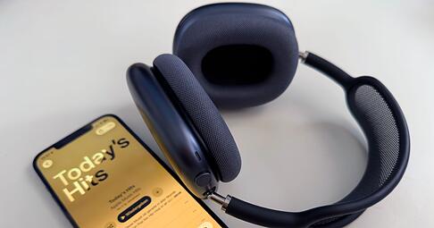 Zu den erweiterten Funktion der Airpods Max 2 geh&ouml;ren etwa Live-&Uuml;bersetzungen, Konversationserkennung und die M&ouml;glichkeit, auf Ansagen der Sprachassistentin Siri mit Nicken oder Kopfsch&uuml;tteln zu reagieren.