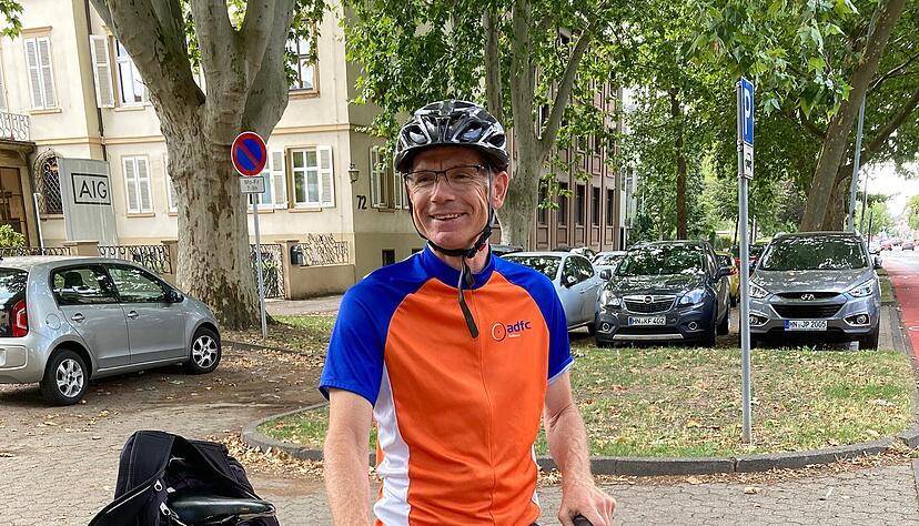Mit dem Fahrrad ist Volker Geis, 57 Jahre, fast jeden Tag unterwegs. "Das Fahrrad muss als gleichwertiges und ernstzunehmendes Verkehrsmittel wahrgenommen werden", sagt er. Foto: Donauer