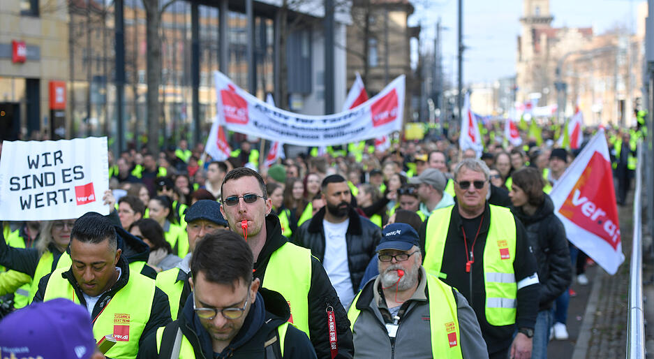 Ziel der Proteste ist es, vor der dritten und vorerst letzten Verhandlungsrunde in den Tarifverhandlungen mit Bund und Kommunen den Druck auf die Arbeitgeber zu erhöhen. Ziel der Proteste ist es, vor der dritten und vorerst letzten Verhandlungsrunde in den Tarifverhandlungen mit Bund und Kommunen den Druck auf die Arbeitgeber zu erhöhen.