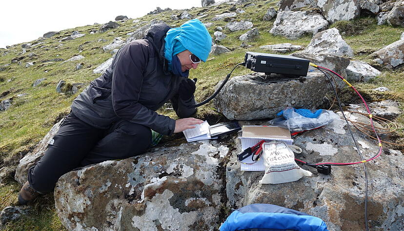 Martina Müller in winddichter Kleidung auf den Färöer Inseln: Vom Berg Borgarin aus haben sie und ihr Mann 235 Funkverbindungen hergestellt.