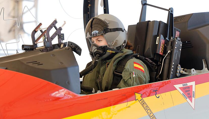 Leonor gilt als vertr&auml;umt und sch&uuml;chtern, aber auch als besonnen und gut organisiert. Hier absolviert sie ihren ersten Soloflug. (Archivbild)